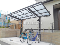 自転車バイク屋根 LIXILリクシル ネスカF 駐輪場屋根 サイクルポート F型フラット屋根 駐車場ガレージ床 土間コンクリート バラス砕石目地 駐車場セキュリティライト照明 Panasonicパナソニック LGWC45030BK