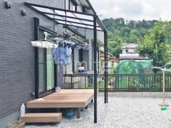 1階テラス屋根 (雨除け) LIXIL スピーネF フラット屋根 スタンダード 壁付 人工木デッキ LIXIL 人工木 木彫 樹ら楽ステージ