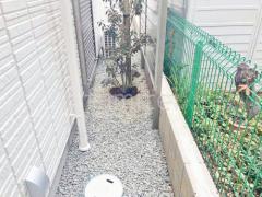 犬走り 防犯砂利敷き バラス砕石 防草シート加工