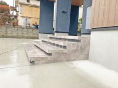玄関アプローチ 浮遊階段(蹴込み階段) 床タイル貼り ニッタイ工業 ロマーニII