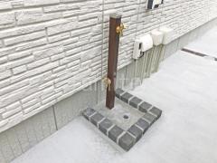 立水栓 ユニソン スプレスタンド60 蛇口2個付き ピンコロ囲い水受け(パン) 土間モルタル仕上げ 洗い場