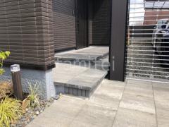 浮遊階段(蹴込み階段) 平板敷き (床平板貼り) ユニソン ブラーボ 400角 スクエア 石・ストーン調 段付 ブロック塀 (化粧ブロック) ユニソン レクト
