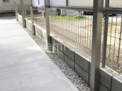 スチールメッシュ フェンス YKKAP イーネット3F型 スチール柱 境界・メッシュ ブロック塀 (化粧ブロック) 太陽エコブロックス 普通CB バラス砕石 防草シート敷き