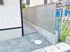 ブロック塀 (化粧ブロック) 太陽エコブロックス 普通CB アルミ形材 フェンス YKKAP シンプレオTS2型 縦スリット 目隠し