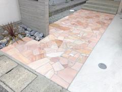 玄関アプローチ 床石貼り 乱形石 石英岩