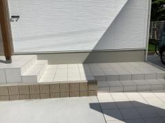玄関アプローチ階段 タイル貼り仕上 ニッタイ ロッセクラシコ2 土留め 化粧ブロック積 ユニソン リゲル