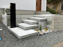 玄関アプローチ 浮遊階段(蹴込み階段) モルタル仕上 土留め 化粧ブロック積 ユニソン シャモテイ
