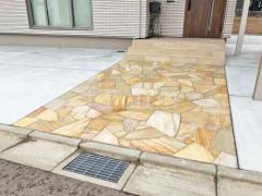 玄関アプローチ 床石貼り 乱形石 石英岩