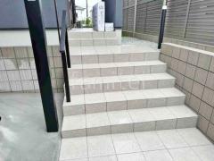 玄関アプローチ階段 床タイル貼り LIXIL グレイスランド