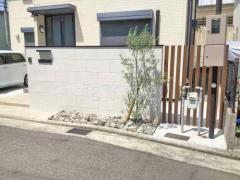 シンボルツリー オリーブ 常緑樹 植栽 ロックガーデン 栗石敷き 木製調デザインアルミ角柱 LIXIL デザイナーズパーツ70角 枕木材