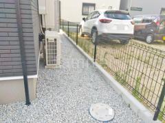 犬走り 防犯砂利敷き バラス砕石 防草シート加工