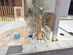 木製調デザインアルミ角柱門柱 LIXIL 角材 シンボルツリー オリーブ 常緑樹 植栽 ロックガーデン 割栗石敷き