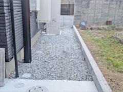 犬走り 防犯砂利敷き バラス砕石 防草シート加工