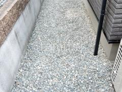犬走り 防犯砂利敷き バラス砕石 防草シート加工