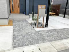 玄関アプローチ 床平板敷き カッシア